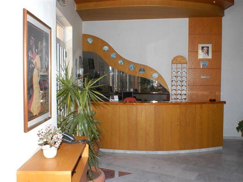 Daisy Hotel Apartments Resmo Dış mekan fotoğraf